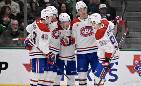 4 janvier 2026 ; Dallas, Texas, �tats-Unis ; Le d�fenseur des Canadiens de Montr�al Lane Hutson (48), le centre Nick Suzuki (14), lailier droit Cole Caufield (13), lailier gauche Juraj Slafkovsky (20) et lailier droit Ivan Demidov (93) c�l�brent un but lors du match opposant les Stars aux Canadiens � lAmerican Airlines Center.