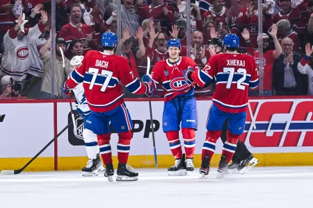 26 avril 2026 ; Montréal, Québec, Canada ; Lailier droit des Canadiens de Montréal, Zachary Bolduc (76), célèbre son but contre le Lightning de Tampa Bay avec ses coéquipiers au cours de la deuxième période du quatrième match du premier tour des séries éliminatoires de la Coupe Stanley 2026, au Centre Bell