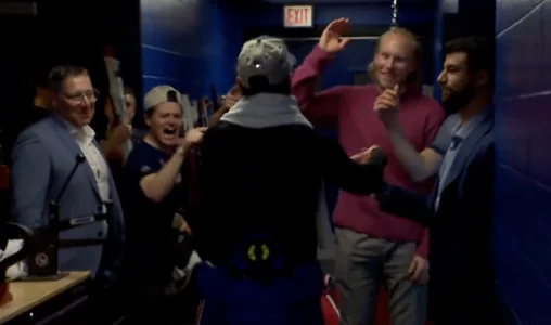 Brendan Gallagher, Patrik Laine et Cole Caufield c�l�brent la victoire du Canadien de Montr�al lors du match num�ro cinq.