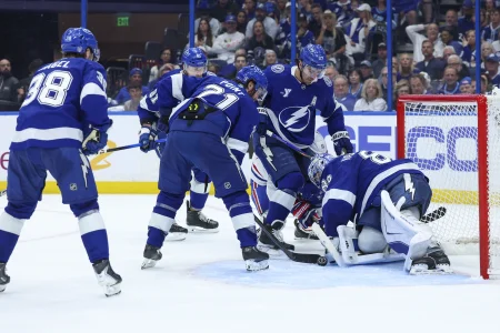 29 avril 2026 ; Tampa, Floride, �tats-Unis ; Le gardien de but du Lightning de Tampa Bay, Andrei Vasilevskiy (88), bloque un tir face aux Canadiens de Montr�al au cours de la deuxi�me p�riode du cinqui�me match du premier tour des s�ries �liminatoires de la Coupe Stanley 2026, � la Benchmark International Arena