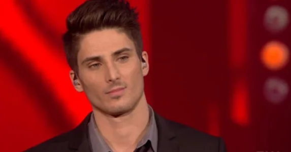 Kevin Bazinet surprend avec un look méconnaissable