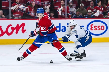 26 avril 2026; Montr�al, Qu�bec, Canada; Ivan Demidov (93), ailier droit des Canadiens de Montr�al, joue la rondelle contre Anthony Cirelli (71), centre du Lightning de Tampa Bay, durant la troisi�me p�riode du quatri�me match de la premi�re ronde des s�ries �liminatoires de la Coupe Stanley 2026 au Centre Bell.