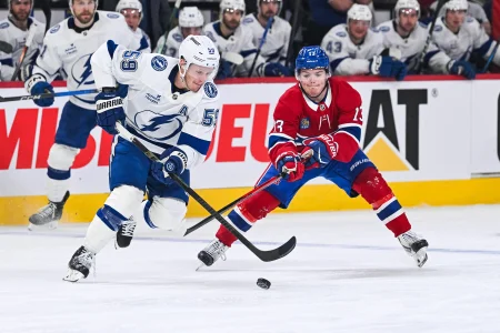 26 avril 2026; Montr�al, Qu�bec, Canada; Jake Guentzel (59), centre du Lightning de Tampa Bay, joue la rondelle contre Cole Caufield (13), ailier droit des Canadiens de Montr�al, durant la deuxi�me p�riode du quatri�me match de la premi�re ronde des s�ries �liminatoires de la Coupe Stanley 2026 au Centre Bell.