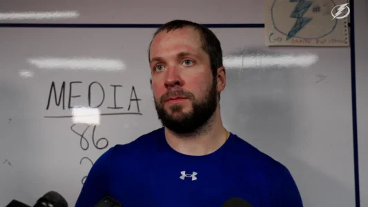 Lattaquant du Lightning de Tampa Bay, Nikita Kucherov, en point de presse devant les m�dias.