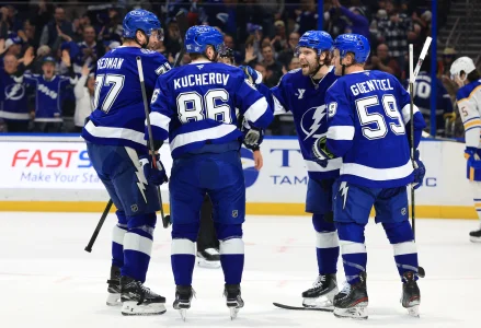 3 f�vrier 2026�; Tampa, Floride, �tats-Unis�; Nikita Kucherov (86), ailier droit du Lightning de Tampa Bay, est f�licit� par l�ailier gauche Brandon Hagel (38), le d�fenseur Victor Hedman (77) et le centre Jake Guentzel (59) apr�s avoir marqu� un but contre les Sabres de Buffalo en premi�re p�riode � la Benchmark International Arena.