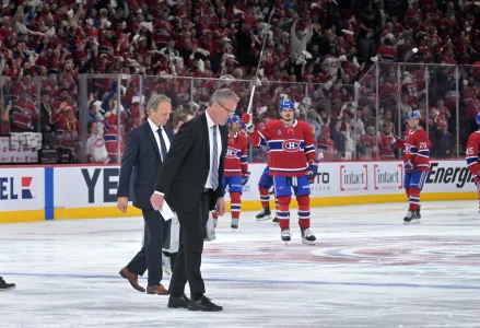 24 avril 2026; Montr�al, Qu�bec, Canada; Lentra�neur-chef du Lightning de Tampa Bay, Jon Cooper, et son �quipe quittent la glace apr�s la d�faite contre les Canadiens de Montr�al lors du troisi�me match de la premi�re ronde des s�ries �liminatoires de la Coupe Stanley 2026 au Centre Bell.