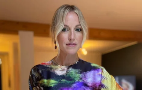 Émily Bégin fait réagir avec son look CH et ses bas collants révélateurs