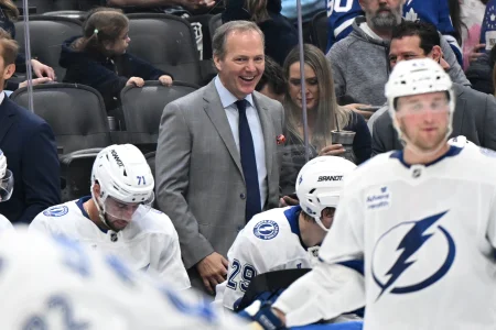 7 mars 2026�; Toronto (Ontario, Canada)�; Jon Cooper, entra�neur-chef du Lightning de Tampa Bay, profite dun moment de d�tente sur le banc lors dun temps darr�t contre les Maple Leafs de Toronto, en deuxi�me p�riode, � la Scotiabank Arena.