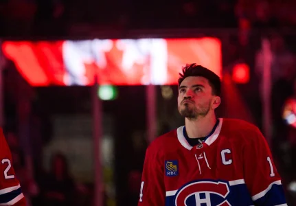9 avril 2026; Montr�al, Qu�bec, Canada; Nick Suzuki (14), attaquant des Canadiens de Montr�al, pendant lhymne national avant le match contre le Lightning de Tampa Bay au Centre Bell.
