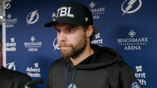 Lattaquant du Lightning de Tampa Bay, Brandon Hagel, en conf�rence de presse devant les m�dias.