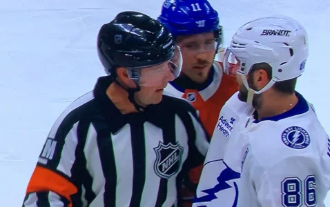 Nikita Kucherov, du Lightning de Tampa Bay, en discussion avec larbitre alors que lattaquant du Canadien de Montr�al, Brendan Gallagher, �coute attentivement.