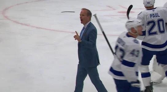 Jon Cooper sur la glace du Centre Bell, apr�s sa victoire contre le Canadien de Montr�al.