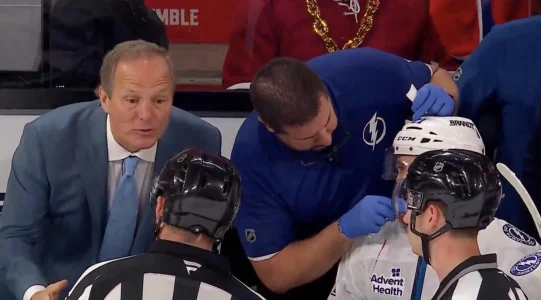 Jon Cooper, en discussion avec les arbitres au Centre Bell, face aux Canadiens de Montr�al.