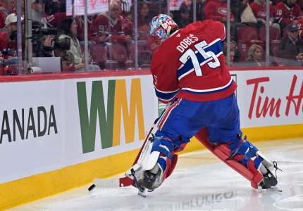 1er mai 2026 ; Montr�al, Qu�bec, Canada ; Le gardien des Canadiens de Montr�al, Jakub Dobes (75), joue le palet au cours de la deuxi�me p�riode contre le Lightning de Tampa Bay lors du sixi�me match du premier tour des s�ries �liminatoires de la Coupe Stanley 2026 au Centre Bell.