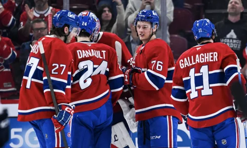 8 janvier 2026; Montr�al, Qu�bec, Canada; Les joueurs des Canadiens de Montr�al se rassemblent autour du gardien Samuel Montembeault (35) pour c�l�brer leur victoire contre les Panthers de la Floride au Centre Bell.