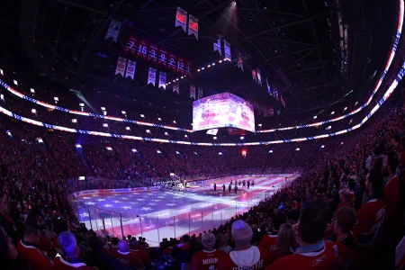 24 avril 2026 ; Montr�al, Qu�bec, Canada ; Vue g�n�rale pendant lhymne national lors du troisi�me match du premier tour des s�ries �liminatoires de la Coupe Stanley 2026 opposant le Lightning de Tampa Bay aux Canadiens de Montr�al au Centre Bell.