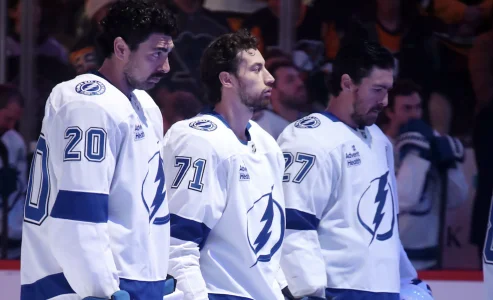 19 novembre 2024 ; Pittsburgh, Pennsylvanie, �tats-Unis ; Nick Paul (20), ailier gauche, Anthony Cirelli (71), centre, et Ryan McDonagh (27), d�fenseur du Lightning de Tampa Bay, se tiennent debout pendant lhymne national lors du match contre les Penguins de Pittsburgh au PPG Paints Arena.
