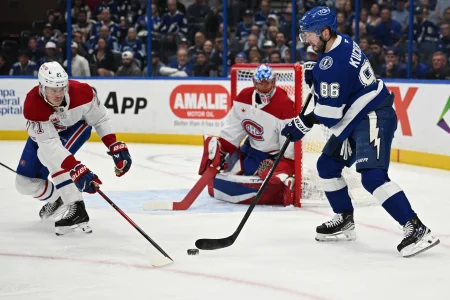 31 mars 2026�; Tampa, Floride, �tats-Unis�; l#8217;ailier droit du Lightning de Tampa Bay, Nikita Kucherov (86), tente de d�border le d�fenseur des Canadiens de Montr�al, Kaiden Guhle (21), en premi�re p�riode � la Benchmark International Arena.