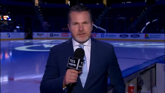 Le journaliste de TVA Sports, Renaud Lavoie, � la t�l�vision lors dun match du Canadien de Montr�al.
