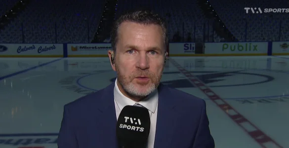 Le journaliste de TVA Sports, Renaud Lavoie, en direct � la t�l�vision pendant le match du Canadien de Montr�al.
