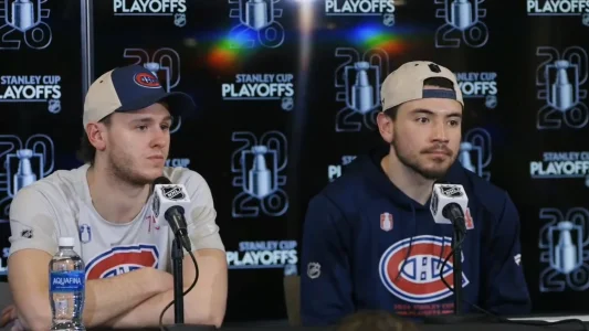 Nick Suzuki et Jakub Dobes, en point de presse devant les m�dias � Tampa Bay.