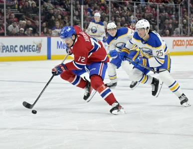 3 mars 2025; Montr�al, Qu�bec, Canada; Le d�fenseur des Canadiens de Montr�al, Arber Xhekaj (72), se d�marque du d�fenseur des Sabres de Buffalo, Owen Power (25), durant la deuxi�me p�riode au Centre Bell.