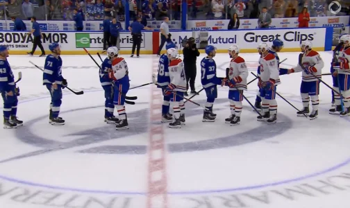 Poign�e de main entre le Canadien de Montr�al et le Lightning de Tampa Bay hier soir.
