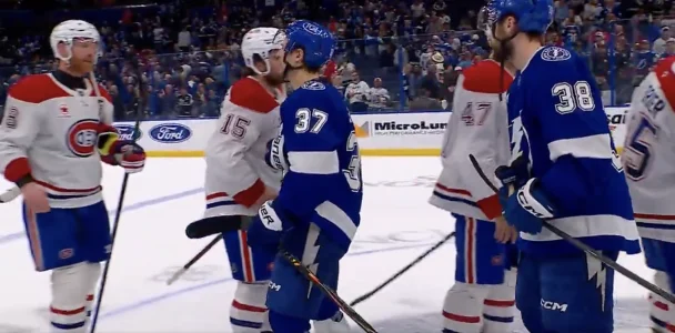 Poign�e de main entre le Canadien de Montr�al et le Lightning de Tampa Bay.