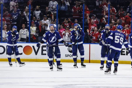 3 mai 2026 ; Tampa, Floride, �tats-Unis ; Lattaquant Brandon Hagel (38), lattaquant Nikita Kucherov (86), lattaquant Brayden Point (21), lattaquant Zemgas Girgensons (28) et lattaquant Jake Guentzel (59) du Lightning de Tampa Bay r�agissent � leur d�faite face aux Canadiens de Montr�al lors du septi�me match du premier tour des s�ries �liminatoires de la Coupe Stanley 2026 � la Benchmark International Arena.