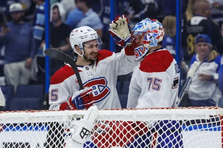 3 mai 2026 ; Tampa, Floride, �tats-Unis ; Lattaquant des Canadiens de Montr�al Alexandre Texier (85) et le gardien Jakub Dobes (75) r�agissent apr�s avoir battu le Lightning de Tampa Bay lors du septi�me match du premier tour des s�ries �liminatoires de la Coupe Stanley 2026 � la Benchmark International Arena. Cr�dit obligatoire : Morgan Tencza-Imagn Images
