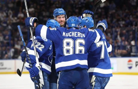 9 avril 2025�; Tampa, Floride, �tats-Unis�; le d�fenseur du Lightning de Tampa Bay, Victor Hedman (77), est f�licit� par l#8217;ailier droit Oliver Bjorkstrand (22), l#8217;ailier droit Nikita Kucherov (86) et le centre Anthony Cirelli (71) apr�s avoir marqu� un but contre les Maple Leafs de Toronto en troisi�me p�riode � l#8217;Amalie Arena.