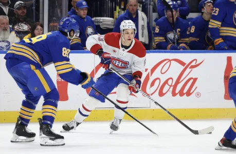20 octobre 2025; Montr�al, Qu�bec, Canada; L#8217;attaquant des Canadiens de Montr�al, Cole Caufield (13), contr�le la rondelle tandis que l#8217;attaquant des Sabres de Buffalo, Zach Benson (6), d�fend avec son co�quipier, le d�fenseur Bowen Byram (4), durant la troisi�me p�riode au Centre Bell.