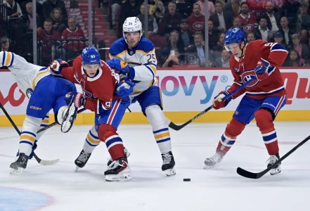 20 octobre 2025; Montr�al, Qu�bec, Canada; Lattaquant des Canadiens de Montr�al, Oliver Kapanen (91), et son co�quipier, lattaquant Ivan Demidov (93), se disputent la rondelle avec le d�fenseur des Sabres de Buffalo, Owen Power (25), durant la premi�re p�riode au Centre Bell.