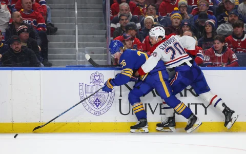 31 janvier 2026 ; Buffalo, New York, États-Unis ; Le défenseur des Sabres de Buffalo, Rasmus Dahlin (26), et lailier gauche des Canadiens de Montréal, Juraj Slafkovský (20), se disputent un palet libre au cours de la troisième période au KeyBank Center.
