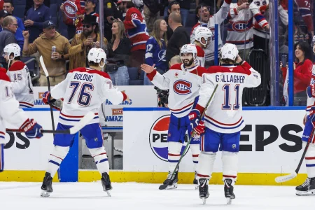 3 mai 2026 ; Tampa, Floride, États-Unis ; Les attaquants des Canadiens de Montréal Zachary Bolduc (76), Phillip Danault (24) et Brendan Gallagher (11) célèbrent leur victoire face au Lightning de Tampa Bay lors du septième match du premier tour des séries éliminatoires de la Coupe Stanley 2026, à la Benchmark International Arena.