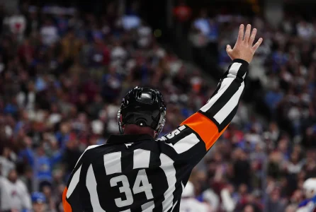 20 avril 2026 ; Dallas, Texas, États-Unis ; Larbitre de la LNH Wes McCauley (4) observe le match opposant les Stars aux Wild lors du deuxième match du premier tour des séries éliminatoires de la Coupe Stanley 2026 à lAmerican Airlines Center. Crédit obligatoire : Jérôme Miron-Imagn Images