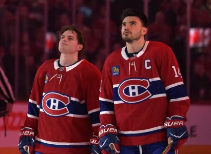 7 avril 2026; Montréal, Québec, Canada; Lattaquant des Canadiens de Montréal, Cole Caufield (13), et son coéquipier, lattaquant Nick Suzuki (14), pendant lhymne national avant le match contre les Panthers de la Floride au Centre Bell.