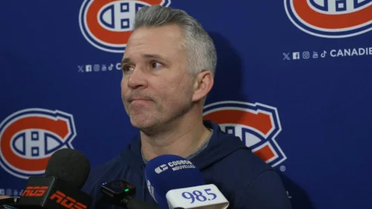 Lentraîneur-chef du Canadien de Montréal, Martin St-Louis, en conférence de presse daprès-match.