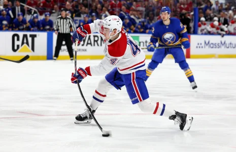 6 mai 2026 ; Buffalo, New York, États-Unis ; Le défenseur des Canadiens de Montréal, Lane Hutson (48), tire au but lors de la première période du match contre les Sabres de Buffalo, dans le cadre du premier match du deuxième tour des séries éliminatoires de la Coupe Stanley 2026, au KeyBank Center