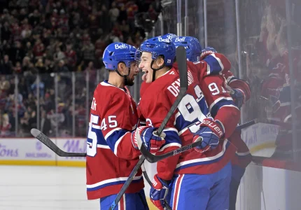 8 novembre 2025; Montréal, Québec, Canada; Lattaquant des Canadiens de Montréal, Oliver Kapanen (91), célèbre avec ses coéquipiers, dont lattaquant Ivan Demidov (93), après avoir marqué un but contre le Mammoth de lUtah en première période au Centre Bell.