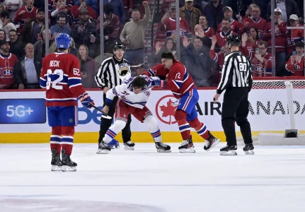 18 octobre 2025; Montréal, Québec, Canada; Lattaquant des Rangers de New York, Sam Carrick (39), et le défenseur des Canadiens de Montréal, Arber Xhekaj (72), se battent durant la deuxième période au Centre Bell.