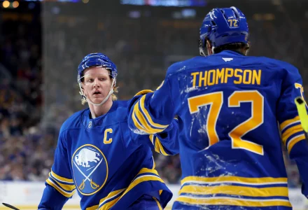 14 janvier 2026 ; Buffalo, New York, États-Unis ; le défenseur des Sabres de Buffalo, Rasmus Dahlin (26), célèbre son deuxième but du match avec le centre Tage Thompson (72) lors de la deuxième période contre les Flyers de Philadelphie au KeyBank Center.