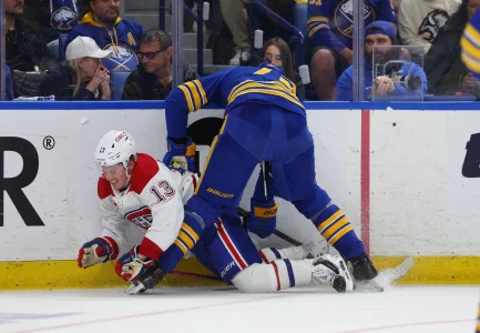 6 mai 2026 ; Buffalo, New York, États-Unis ; Tage Thompson (72), centre des Sabres de Buffalo, met en échec Cole Caufield (13), ailier droit des Canadiens de Montréal, alors quil tente de récupérer une rondelle libre durant la troisième période du premier match du deuxième tour des séries éliminatoires de la Coupe Stanley 2026 au KeyBank Center.