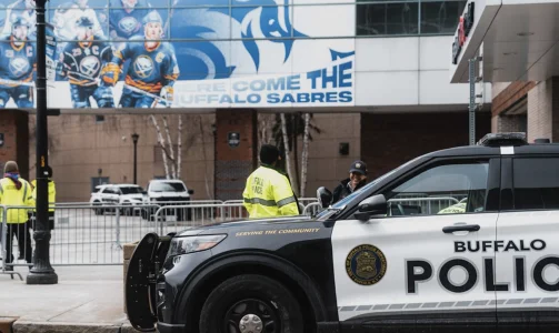 Police à lextérieur de laréna des Sabres de Buffalo (KeyBank Center).