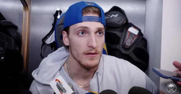 Lattaquant des Sabres de Buffalo, Tage Thompson, en point de presse après sa défaite contre le Canadien de Montréal.