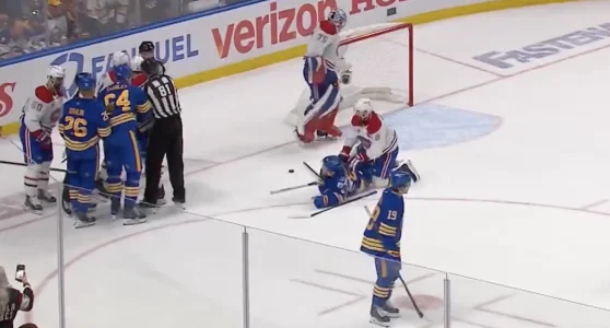 Mike Matheson et Zach Benson, lors dune mêlée entre le Canadien de Montréal et les Sabres de Buffalo.