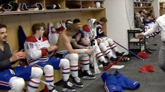 Scène dans le vestiaire du Canadien de Montréal, impliquant notamment Noah Dobson.