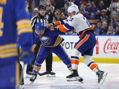 31 mars 2026 ; Buffalo, New York, États-Unis ; Sam Carrick (10), centre des Sabres de Buffalo, et Anders Lee (27), ailier gauche des Islanders de New York, s'affrontent lors de la troisième période au KeyBank Center