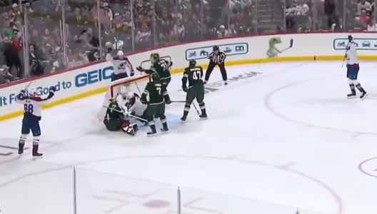 Avalanche goal after Hunt push on Landeskog