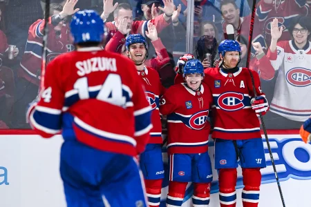 21 mars 2026; Montréal, Québec, Canada; Lailier droit des Canadiens de Montréal, Cole Caufield (13), célèbre son deuxième but du match avec le défenseur Mike Matheson (8) et lailier gauche Juraj Slafkovsky (20) contre les Islanders de New York, en troisième période au Centre Bell.